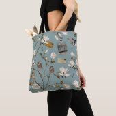 Magnolia Grove with Owls in Duck egg blue Tote Bag (Dichtbij)