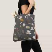 Magnolia Grove with Owls in Grey Tote Bag (Dichtbij)