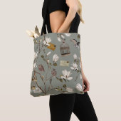 Magnolia Grove with Owls in Laurel Green Tote Bag (Dichtbij)