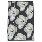 Magnolia op donkergrijs medium cadeauzakje (Voorkant)
