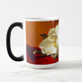 Magnolia op rood fluweel Martin Johnson hoofd Magische Mok (Links)