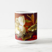 Magnolia op rood fluweel Martin Johnson hoofd Magische Mok (Midden)