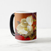 Magnolia op rood fluweel Martin Johnson hoofd Magische Mok (Voorkant links)