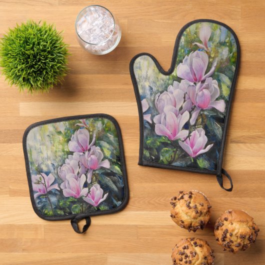 Magnolia Serenity – Bloemenkunst van Lukian Ovenwant & Pannenlap Set (Top down)