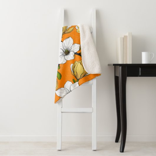 Magnolia tuin in geel sherpa deken (In situ)