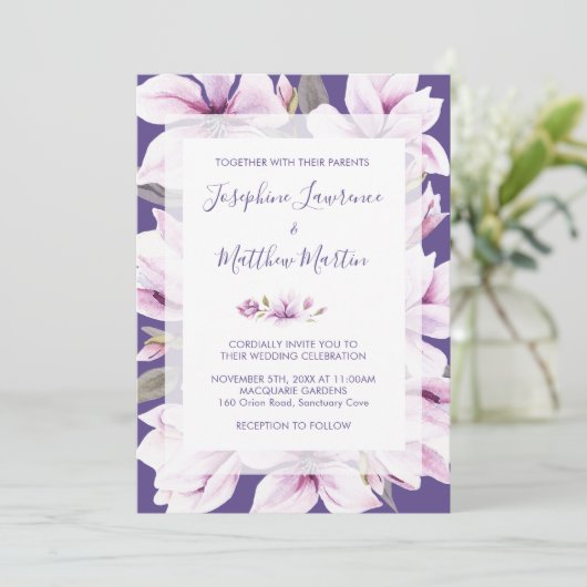 Magnolia Violet Floral bruiloft uitnodigingen (Staand voorkant)
