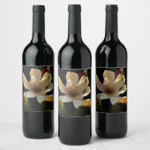 Magnoliumbloem op zwarte achtergrond Wijnflesje Wijn Etiket (Flessen)