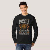Magyar Vizsla four paws two feet one team Magyar V T-shirt (Voorkant volledig)