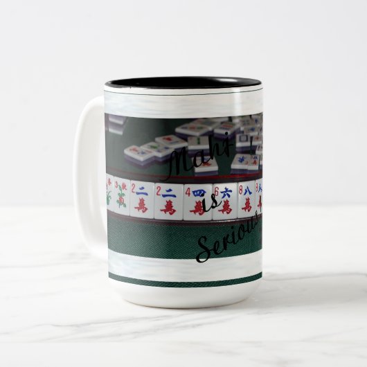 mah jongg is een serieuze mok ! (Voorkant links)