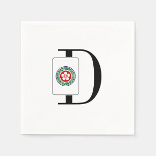 Mahjong Dotmunttegel Over Enkele Initiële Monogram Servet