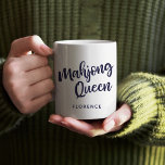 Mahjong Queen gepersonaliseerde naam Funny Humor Koffiemok<br><div class="desc">Vier je liefde voor mahjong met deze speelse "Mahjong Queen" koffie-mok, volledig aanpasbaar met jouw naam! Of je nu koffie drinkt tijdens een spel of gewoon pronkt met je Mahjong-dapperheid, deze mok is ideaal voor alle Mahjong-liefhebbers. Het leuke, humoristische ontwerp verklaart uw koninklijke status als de Mahjong-koningin, waardoor het een...</div>