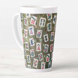 Mahjong-symbolen op achtergrond van pauwenveren latte mok