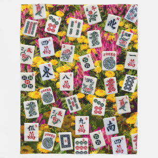 Mahjong-symbolen op achtergrond van wilde bloemen fleece deken