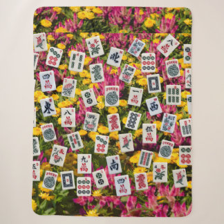 Mahjong-symbolen op achtergrond van wilde bloemen sherpa deken