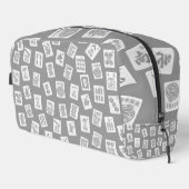 Mahjong tegels op grijs toilettasje (Rechterhoek)