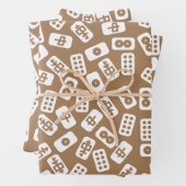 Mahjong tegels patroon op bruine achtergrond inpakpapier vel (In situ)