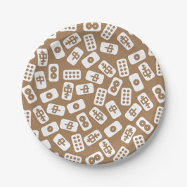 Mahjong tegels wit op bruin papieren bordje