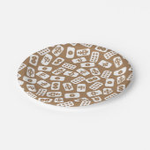 Mahjong tegels wit op bruin papieren bordje (Gekanteld)