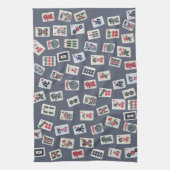 MahJongg-tegels ontwerpen op donkergrijs Theedoek (Verticaal)