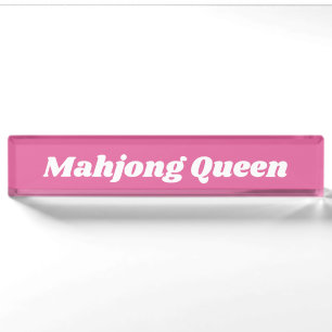 Mahjongkoningin in helder roze naambordje