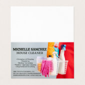 Maid Holding Mand van Schoonmaakmiddelen Visitekaartje (Buitenkant ongevouwen)