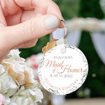 Maid of Honor Coral & Silver Lace Wedding Gift Sleutelhanger<br><div class="desc">Deze sleutelhangers zijn bedoeld om de Maid of Honor te bevoordelen op je bruiloft. Ze zijn voorzien van een eenvoudig maar elegant ontwerp met een witte achtergrond, terracotta of koraal oranje & grijs tekst, en een zilveren faux folie floral border. Een perfecte manier om je Maid of Honor te bedanken...</div>