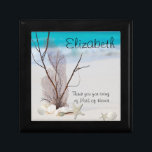 Maid of Honor Gift Box, Beach, Shells, Sand Dollar Cadeaudoosje<br><div class="desc">Bridesmaid Gift Box voor je Beach Wedding. Verkleurd met schelpen,  zanddollar. Tekst en lettertype aanpassen. Creëer een cadeaudoos voor iedereen die van de oceaan houdt.</div>