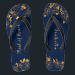 Maid of Honor Gold Foliage Navy Blue Teenslippers<br><div class="desc">Deze prachtige goudbladblauw-zeemacht op erewoord heeft een donkerblauwe achtergrond die is gekleurd met een ingewikkeld goudgroen patroon en aanpasbare moderne typografie. De combinatie van de rijke marine en de schimmelende gouden creëer en elegante en luxe esthetiek. Het is een mooi cadeau voor je bruidfeestje. Uitzicht het collectie op deze pagina...</div>