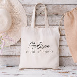 Maid of Honor Modern Minimalistisch Script Tote Bag<br><div class="desc">Verhoog je vrijgezellenfeest met ons "Bridesmaid Modern Minimalist Script" collectie. Deze prachtige lijn van producten belichaamt eigentijdse elegantie en tijdloze stijl, perfect voor het vieren van uw aankomende huwelijken op een moderne en verfijnde manier. Ons minimalistische scriptontwerp plaatst uw bruidsmeisjes op de voorgrond en voegt een vleugje klasse toe aan...</div>