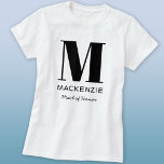 Maid of Honor Monogram Name T-shirt<br><div class="desc">Moderne typografie minimalistisch monogram naamontwerp dat kan worden gewijzigd om te personaliseren. Perfect voor het bedanken van uw Maid of Honor voor al hun hulp en steun bij het maken van uw bruiloft geweldig. Ideaal voor een Vrijgezellenfeest,  vrijgezellenfeest of als cadeau voor uw bruiloftsfeest.</div>