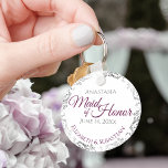 Maid of Honor Wedding Gift Cassis Pruple Sleutelhanger<br><div class="desc">Deze sleutelhangers zijn bedoeld om de Maid of Honor te bevoordelen op je bruiloft. Uitgerust met een eenvoudig, maar elegant ontwerp met een witte achtergrond, een paarse of magenta & Grey-tekst in het chassis en een zilverkleurige faux-folierand. Een perfecte manier om je Maid of Honor te bedanken voor je deel...</div>