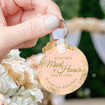 Maid of Honor Wedding Gift Gold Frills Coral Peach Sleutelhanger<br><div class="desc">Deze sleutelhangers zijn bedoeld om de Maid of Honor te bevoordelen op je bruiloft. Ze hebben een eenvoudig, maar elegant ontwerp met een bleke koraal, perzik of licht oranje achtergrond, gouden tekst en een laciteit gouden faux folie florale rand. In de tekst staat "Maid of Honor" met ruimte voor haar...</div>
