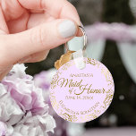 Maid of Honor Wedding Gift Gold Frills op Lila Sleutelhanger<br><div class="desc">Deze sleutelhangers zijn bedoeld om de Maid of Honor te bevoordelen op je bruiloft. Ze hebben een eenvoudig, maar elegant ontwerp met een bleke lila paarse achtergrond, gouden tekst en een loutere gouden faux folie floral border. In de tekst staat "Maid of Honor" met ruimte voor haar naam, de namen...</div>