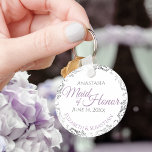 Maid of Honor Wedding Gift Lavender Paars & Grey Sleutelhanger<br><div class="desc">Deze sleutelhangers zijn bedoeld om de Maid of Honor te bevoordelen op je bruiloft. Ze zijn ontworpen om te coördineren met onze Paarse en grijze Elegant Wedding Suite. Ze zijn voorzien van een eenvoudig maar elegant ontwerp met een witte achtergrond, lavender & Grey tekst en een zilverkleurige foliegrens. Een perfecte...</div>