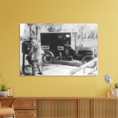 Mail Carrier met "United Mail" Automobile Canvas Afdruk (Insitu (Woonkamer))