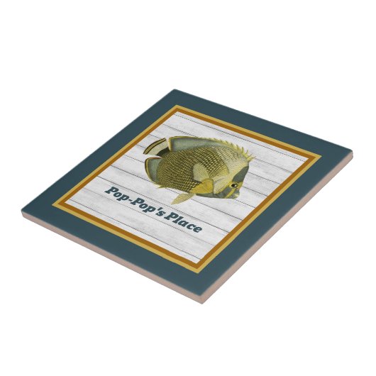 Mailed Butterflyfish in Blauwgroen en goud met naa Tegeltje (Zijkant)