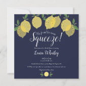 Main Squeeze Lemons Navy Blue Bruiloftsuitnodiging Kaart (Voorkant)