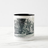 Main St., Southampton, Long Island NY  Tweekleurige Koffiemok (Center)