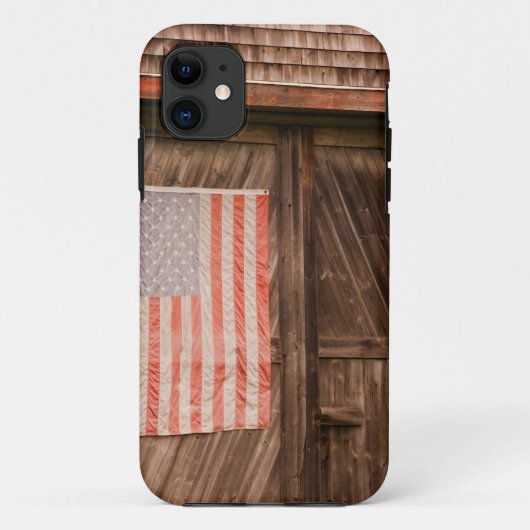 Maine, Amerikaanse vlag op deur van oude schuur Case-Mate iPhone Case (Achterkant)