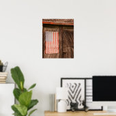 Maine, Amerikaanse vlag op deur van oude schuur Poster (Thuiskantoor)