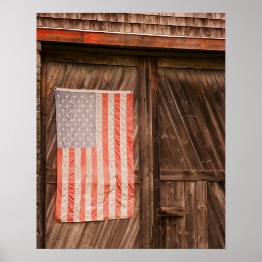 Maine, Amerikaanse vlag op deur van oude schuur Poster (Voorkant)