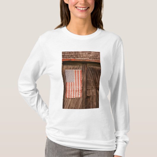 Maine, Amerikaanse vlag op deur van oude schuur T-shirt (Voorkant)