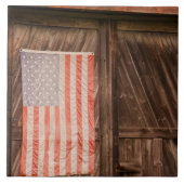 Maine, Amerikaanse vlag op deur van oude schuur Tegeltje (Voorkant)