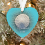 Maine Beach Ocean Sand Dollar Ornament<br><div class="desc">Maine Beach Ocean Sand Dollar Ornament. Creëer a special Keepakes door deze kerstversiering te personaliseren met je favoriete Maine Beach voor het vinden van schelpen en zandbroodjes en voeg de datum toe. Dit ontwerp is gemaakt met een foto met een hoge resolutie van een natuurlijke zanddollar op een klein eiland...</div>