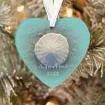 Maine Beach Sand Dollar Ornament<br><div class="desc">Maine Beach Sand Dollar Ornament. Creëer a special Keepakes door deze kerstversiering te personaliseren met je favoriete Maine Beach voor het vinden van schelpen en zandbroodjes en voeg de datum toe. Dit ontwerp is gemaakt met een foto met een hoge resolutie van een natuurlijke zanddollar op een klein eiland van...</div>
