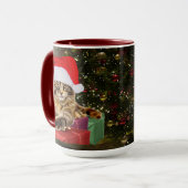 Maine Coon Cat Santa & Gifts Kerstmis Achter Mok (Voorkant links)