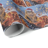 Maine Coon Christmas Cat On an Old Tractor Cadeaupapier (Rol Hoek)