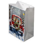 Maine Coon Christmas Red Truck Holiday Medium Cadeauzakje (Achterkant Gekanteld)