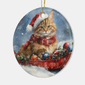 Maine Coon Kat in Sledge Laat het Sneeuw Kerstmis Keramisch Ornament (Links)