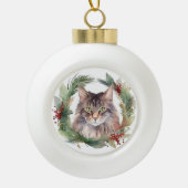 Maine Coon Kat Kerstkrans Feestelijke Kitten Keramische Bal Ornament (Voorkant)